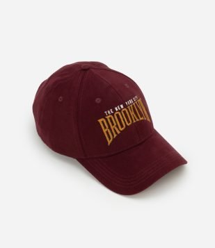 Boné em Sarja com Estampa Brooklyn Vermelho Vinho