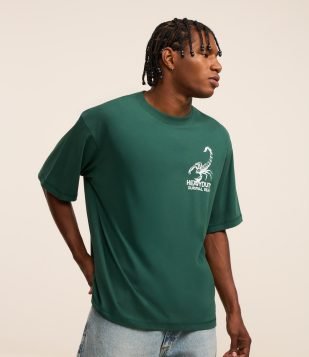 Camiseta Boxy em Algodão com estampa Lettering e Escorpiões Verde