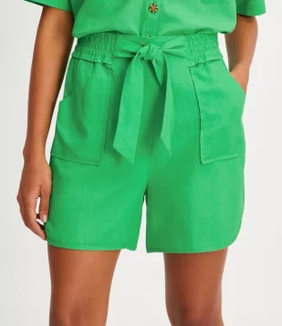 Short Runner Cintura Média Em Viscolinho Com Laço No Cós Verde