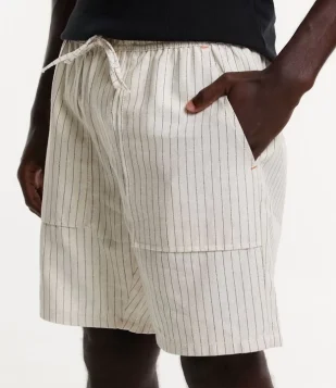 Bermuda Em Linho Com Textura E Estampa Listrada Bege