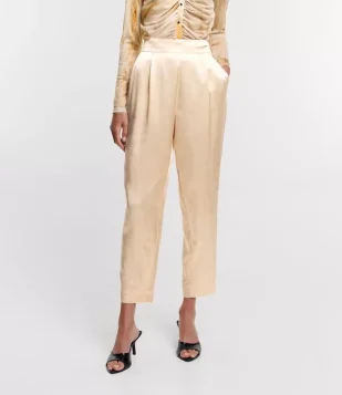 Calça Cenoura Cintura Alta em Cetim com Cós Transpassado com Botões Dourado