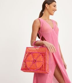 BOLSA DE PRAIA QUADRADA E ESTRUTURADA COM ALÇA CIRCULAR E DETALHES VAZADOS