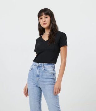 Blusa Básica Em Algodão Com Bolsinho Frontal Preto