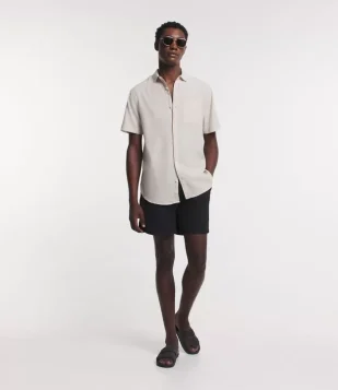 Camisa Comfort Básica em Linho com Bolso Frontal Bege