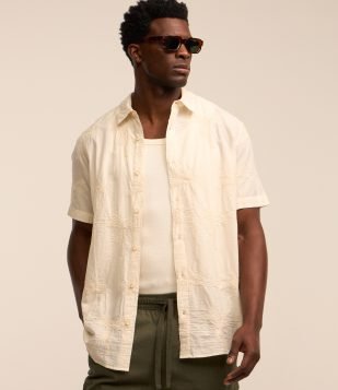 Camisa em Algodão com Textura e Estampa Bordada de Coqueiro Off White