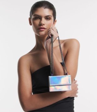 Carteira Transversal Com Alça De Corrente E Efeito Holográfico Prata