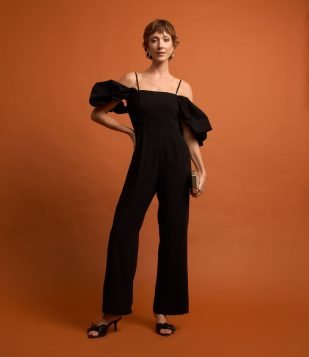 Macacão em Crepe com Manga Bufante e Alça Preto