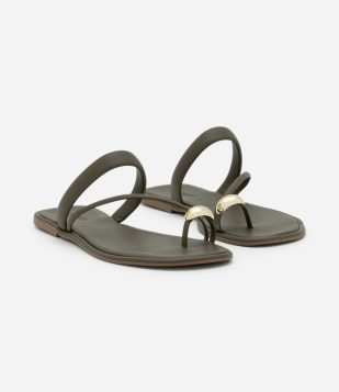 Sandália Rasteira em PU com Detalhe de Metal na Dedeira Verde Escuro