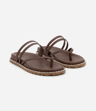 Sandália Rasteira em Pu com Tiras de Chanelos Marrom