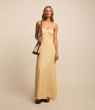 Vestido Evasê Midi em Viscose Texturizada com Alça Fina Amarelo Palha