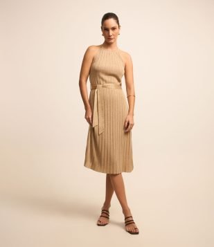 Vestido Midi Evasê Sem Manga em Viscose Brilhante com Cinto e Pregas Dourado