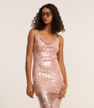 Vestido Reto em Paetês com Barra Assimétrica e Decote Degagê nas Costas Rosa