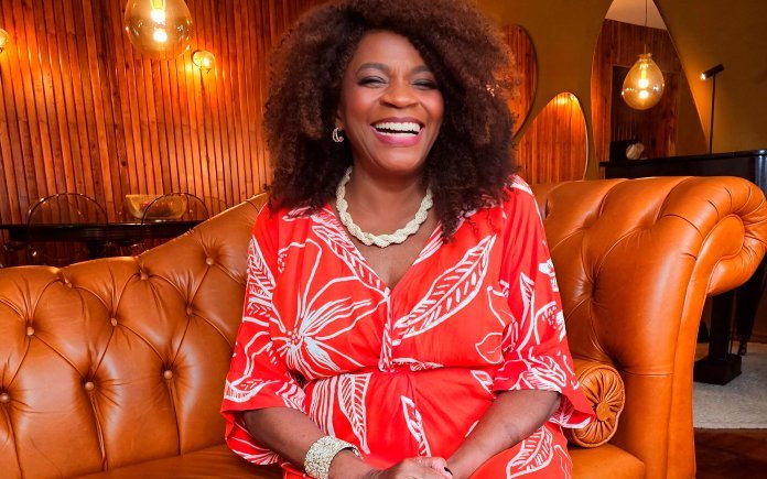 Zezé Motta: “Aos 79 anos, reconheci a verdadeira essência da liberdade feminina – viver a coragem”.