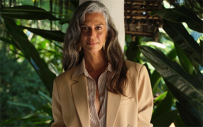 Como manter seu cabelo grisalho saudável e radiante no verão