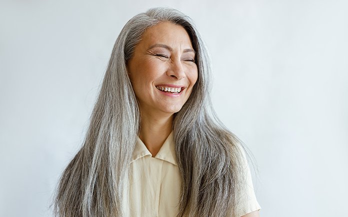 Como manter seu cabelo grisalho saudável e radiante no verão