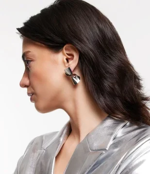 Brinco em Metal com Formato Orgânico Prata