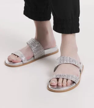 Sandália Rasteira Com Tiras Assimétricas Prata