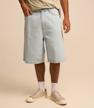 Bermuda Baggy Jeans com Pesponto Contrastante Azul Claro