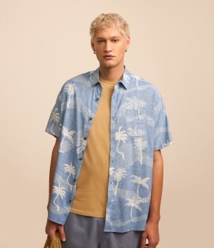 Camisa Relaxed em Viscose com Estampa de Coqueiro Azul