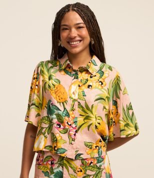 Camisa em Viscose com Pregas e Estampa Tropical Multicores