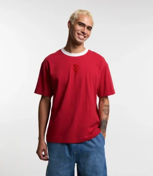 Camiseta Boxy em Algodão com Gola Contrastante e Rosa no Peito Vermelho