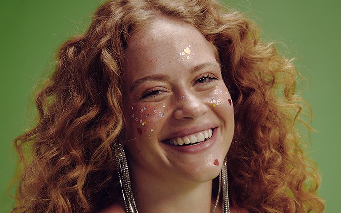 Carnaval é sinônimo de criatividade: aposte em makes ousadas e cores exuberantes!