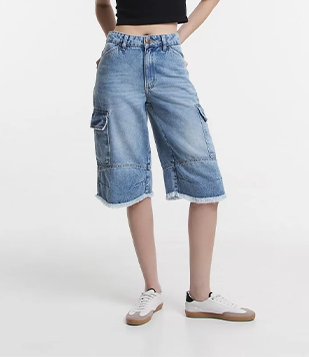 Bermuda Jeans Com Bolso Cargo E Joelheira Azul