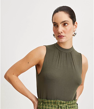 Blusa Regata Em Viscolycra Com Golinha Alta E Pregas Verde Oliva