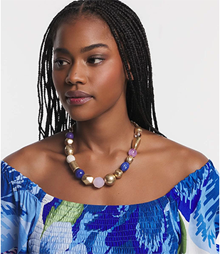 Colar Médio Com Pingentes De Resina E Metal Dourado