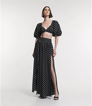 Saia Longa Em Crepe Com Fenda Profunda E Poás Estampados Preto