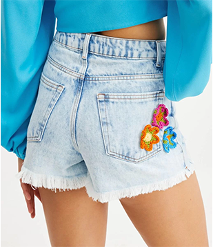 Short Mom Em Jeans Com Barra Com Franjas E Flores De Crochê Azul