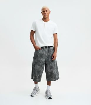 Bermuda Baggy em Sarja com Estampa Abstrata Preto