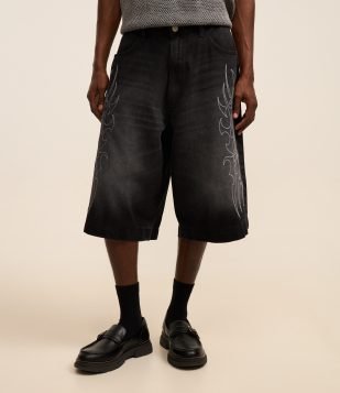 Bermuda Super Baggy em Jeans com Bordado Frontal Preto