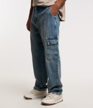 Calça Baggy em Jeans com Bolso Cargo Marmorizado e Lavagem Dirty Azul