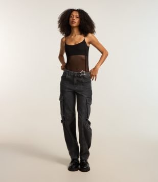 Calça Reta em Jeans com Bolsos Cargo e Friso Frontal Preto