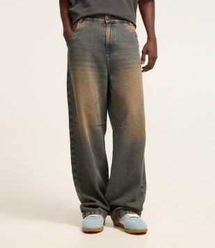 Calça Super Baggy em Jeans Dirty com Bordado no Bolso Cinza