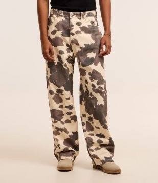 Calça Supper Baggy em Sarja com Estampa Animal Print de Vaquinha Bege