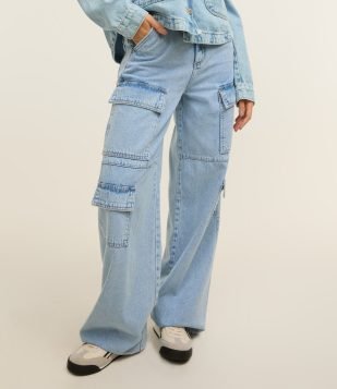 Calça Wide Leg em Jeans com Bolso Cargo Azul Claro