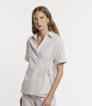 Camisa Manga Curta Em Sarja Listrada Com Transpasse Bege