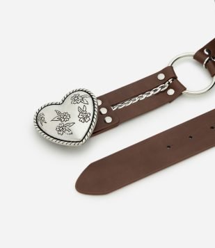 Cinto Boho Largo em PU com Detalhe de Coração e Corrente Marrom