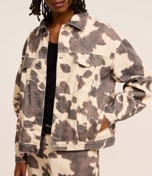 Jaqueta Trucker Boxy em Sarja com Estampa Animal Print de Vaquinha Bege-Marrom