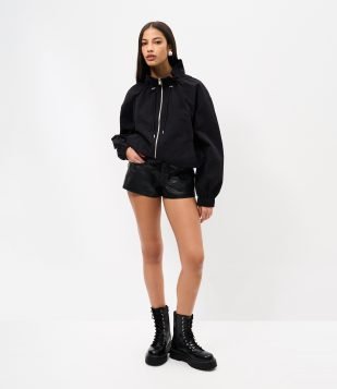 Mini Short em Jeans Resinado com Cintura Baixa Preto
