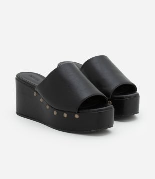 Sandália em PU Plataforma com Rebites no Salto Preto