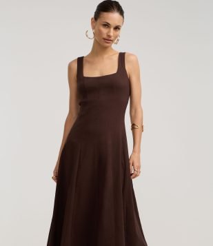 Vestido Evasê Midi em Viscose com Decote Quadrado e Recortes Marrom