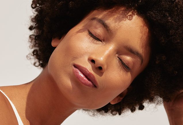 O que é lip oil: a tendência que conquistou o mundo da beleza