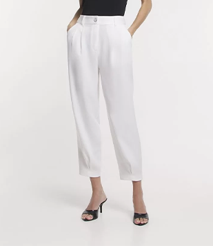 Calça Cenoura Alfaiatada Com Cintura Alta E Bolsos Off White