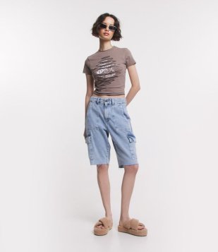 Bermuda Em Jeans Com Bolso Cargo E Barra A Fio Azul