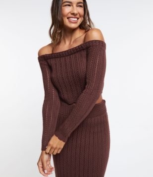 Blusa Curta em Tricô com Decote Ombro a Ombro Marrom