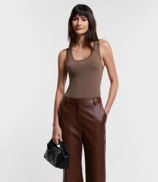 Blusa Regata Em Tricô Leve Marrom