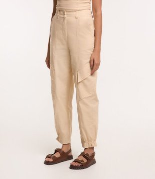 Calça Cenoura Em Sarja Com Bolso Cargo Diagonal Bege